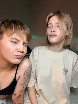 two_gerls_here webcam