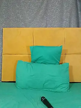 HugeTitisxx webcam