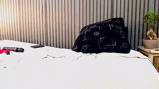 ROYALASS25 webcam