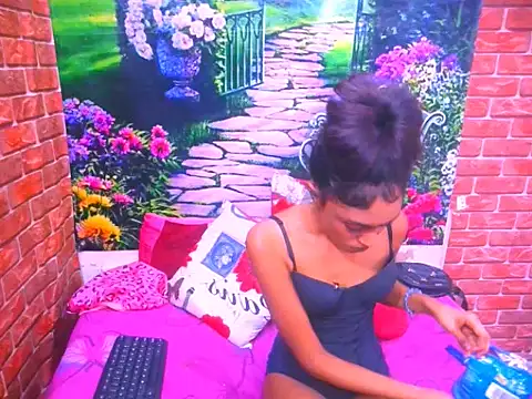 IndianPretty14u2Luv live cam on StripChat