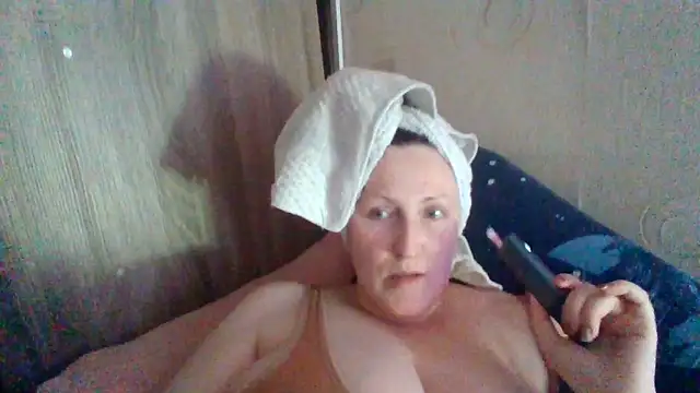 AllaSowinskaya live cam on StripChat