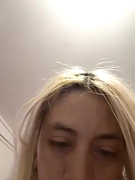 sofigirlgold live cam preview on Stripchat