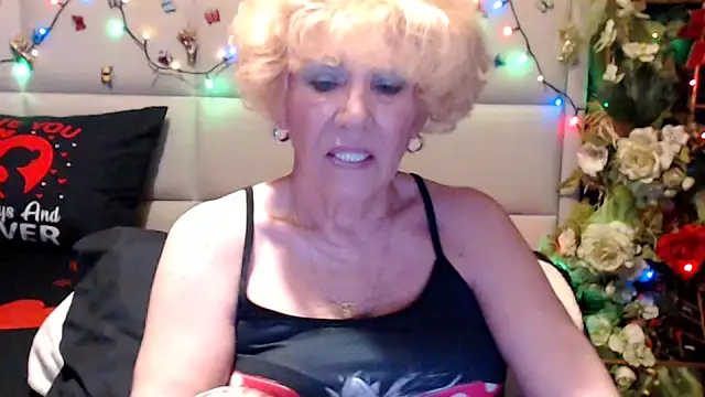 HappyWomanOn webcam