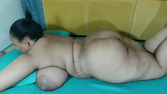 HugeTitisxx webcam