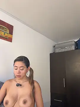 Your_Amazonian_Kam live cam on StripChat