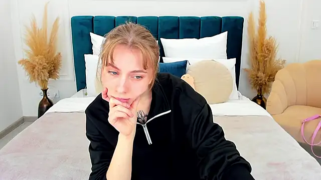 EricaLow webcam