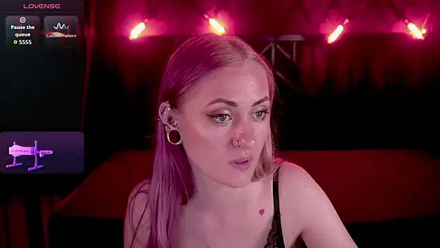 DramaQuenns webcam