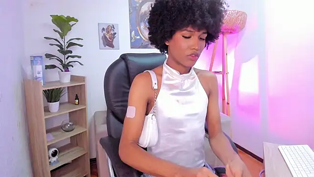 NaomiSaenz_ webcam