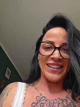 EmilyDiazofficial live cam on StripChat