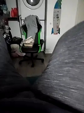 missthickness35_Pika webcam