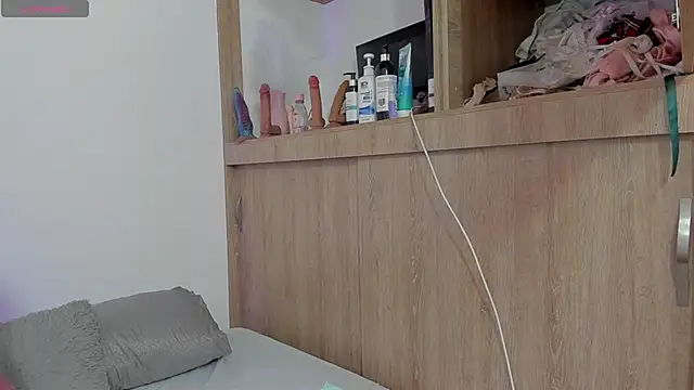 TianaGlow44 webcam