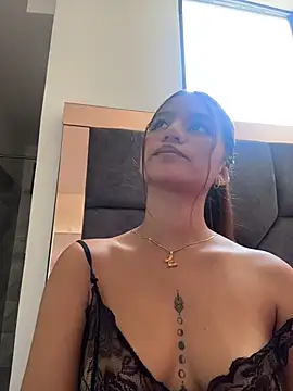 ViankaRose live cam on StripChat
