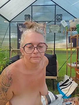 blondejenn (F milf) - Move outside