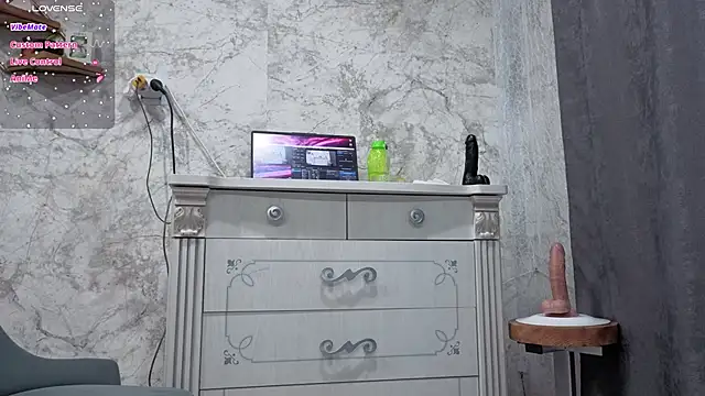 strawberry_Mira live cam on StripChat