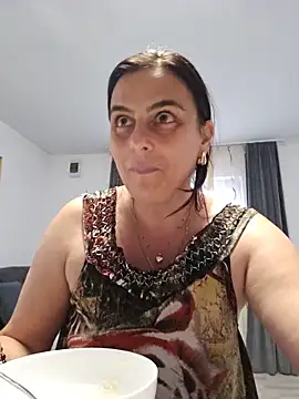 isabellecraft (F milf) - Play nacked ouside