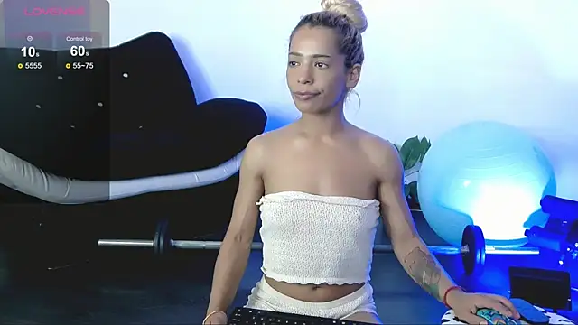 SarahRaynex live cam on StripChat