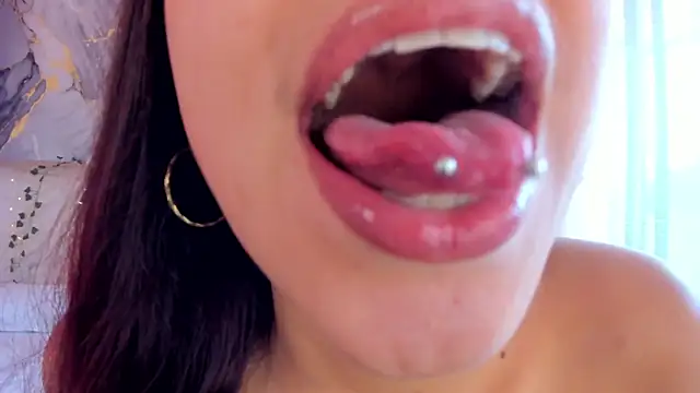 CarolineFyre webcam