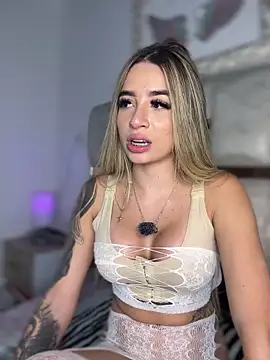 Lola_Blondie live cam on StripChat