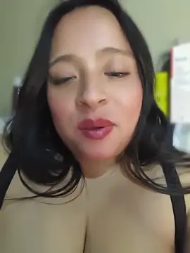 Gatitadiablita35 live cam on StripChat