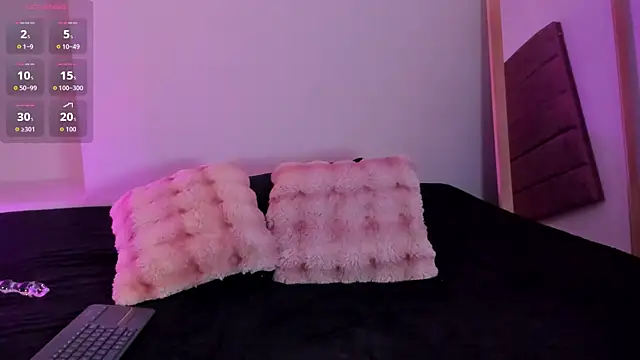 LittleVaale live cam on StripChat