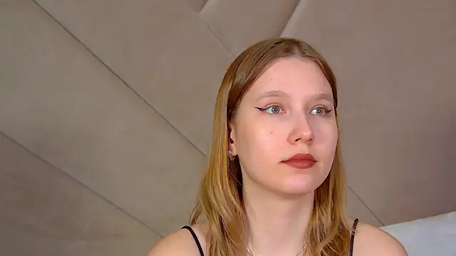 LiliLinn live cam on StripChat