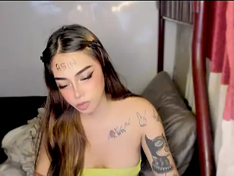 ArianaLore webcam