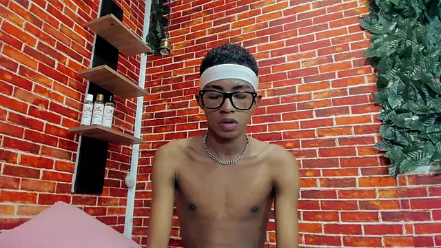patrick_lovee (M twink) - two fingers in the ass