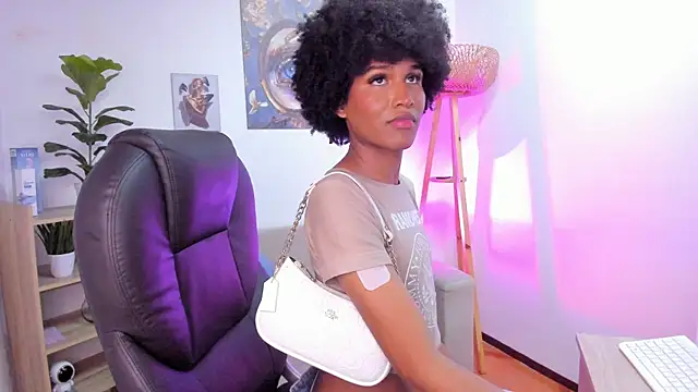 NaomiSaenz_ webcam