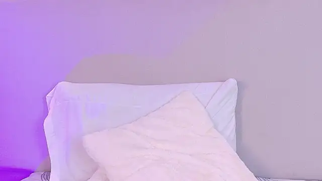 NaomiKlarc webcam