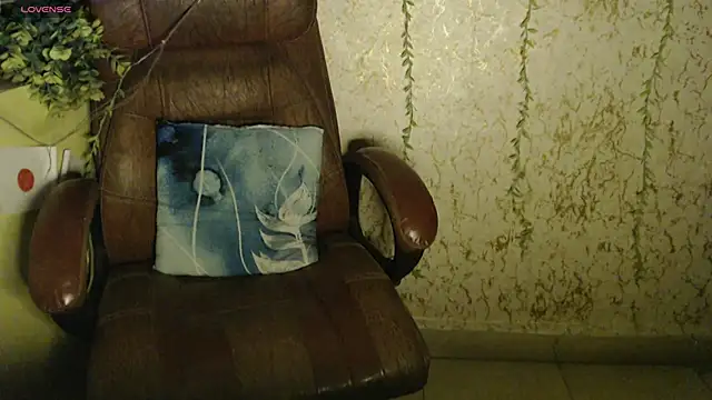 ItsMiraDesire webcam