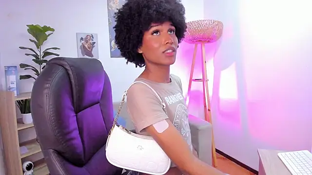 NaomiSaenz_ webcam