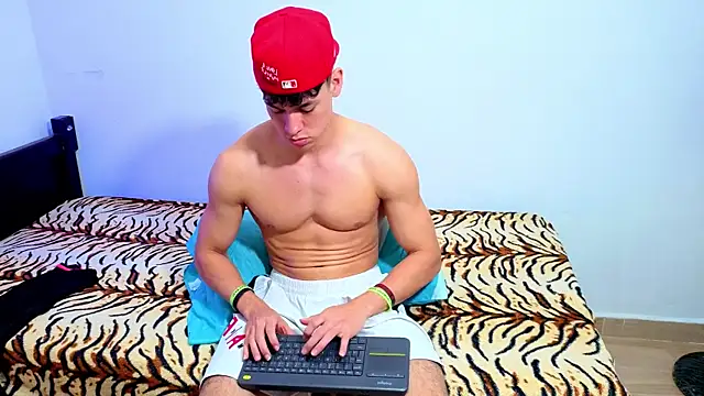 Luke_Muscle webcam
