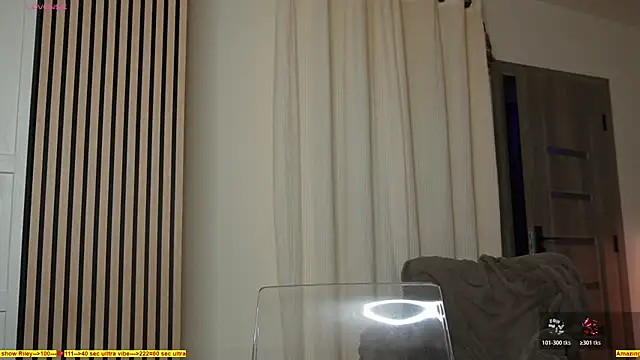 HeySiryy live cam on StripChat