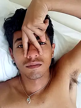 SkinniYamo live cam on StripChat