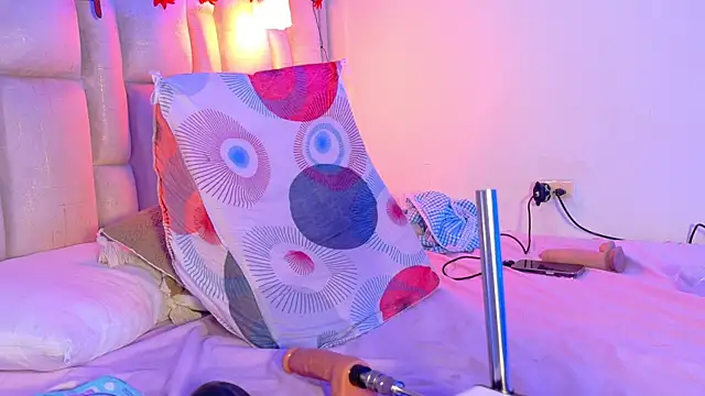 Bella-Sanders webcam