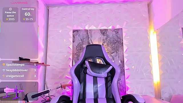 Playful_Violet webcam