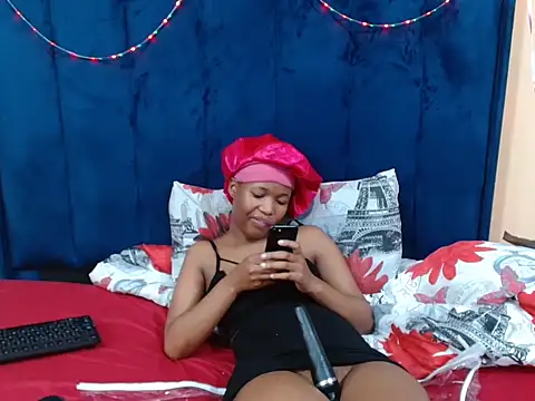 HotCreamyTea live cam on StripChat