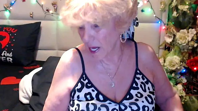 HappyWomanOn webcam