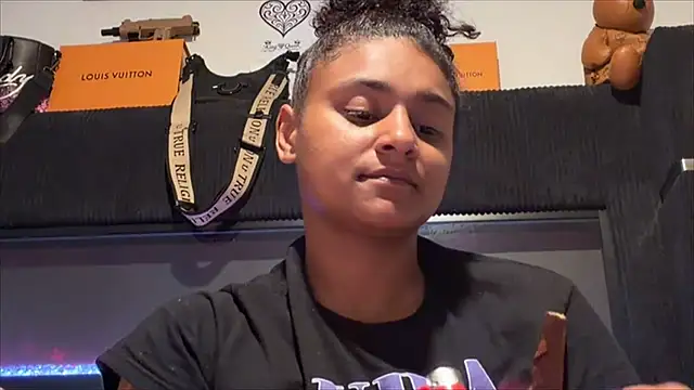 PrettyAri69 webcam