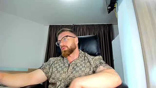 Findom_guy live cam on StripChat