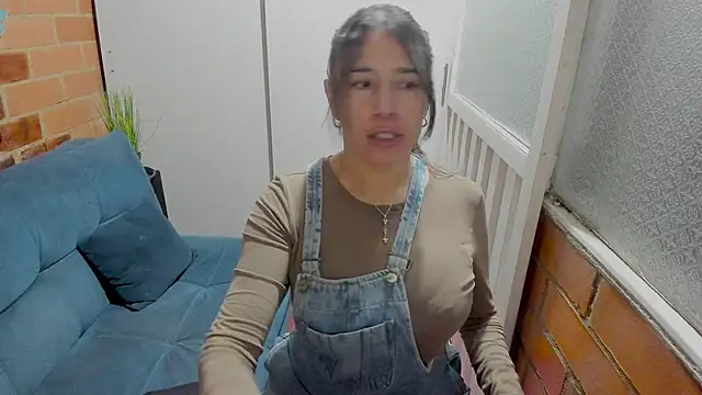 Penelope47 live cam on StripChat