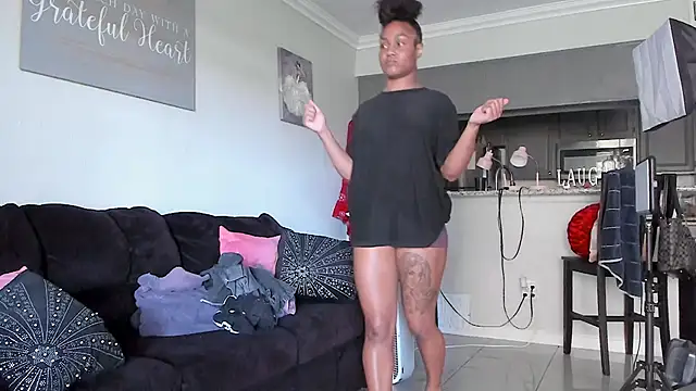 yiauana live cam preview on Stripchat