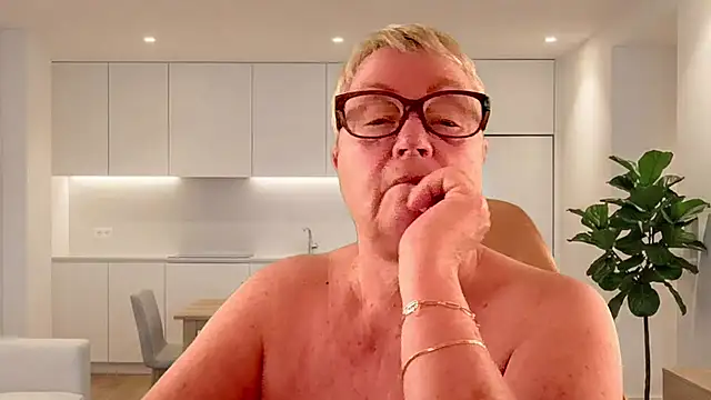 Mystery-Grandmother webcam