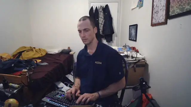 JohnnyMoves webcam