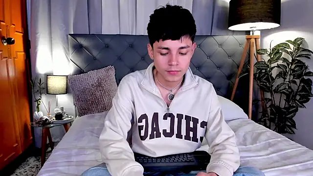 andy_belier23 (M twink) - have my Lovense remote with link