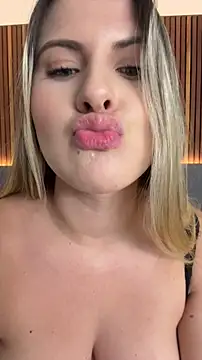 EmiilyAdams_ webcam