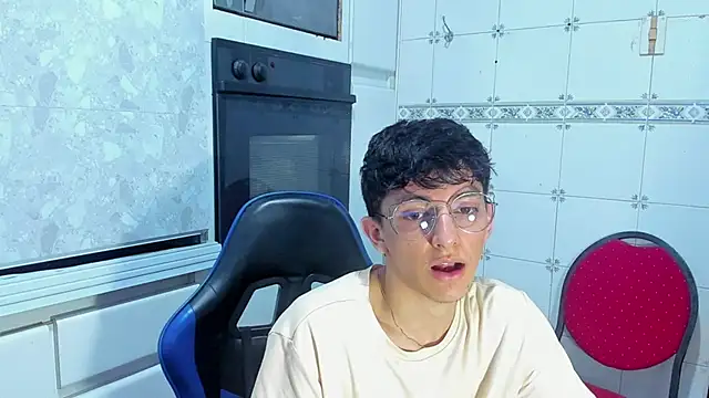 ElanGiraldo live cam on StripChat