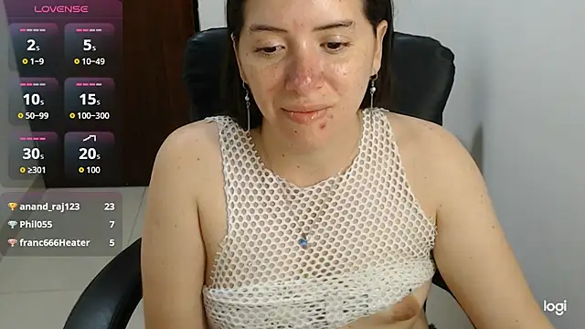 spicey_latina live cam on StripChat