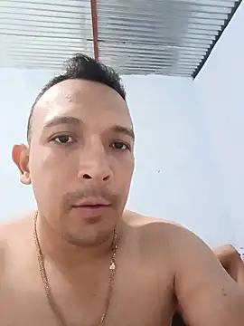 SkinnyLatinaCuckoldCouple webcam