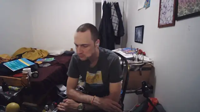 JohnnyMoves webcam